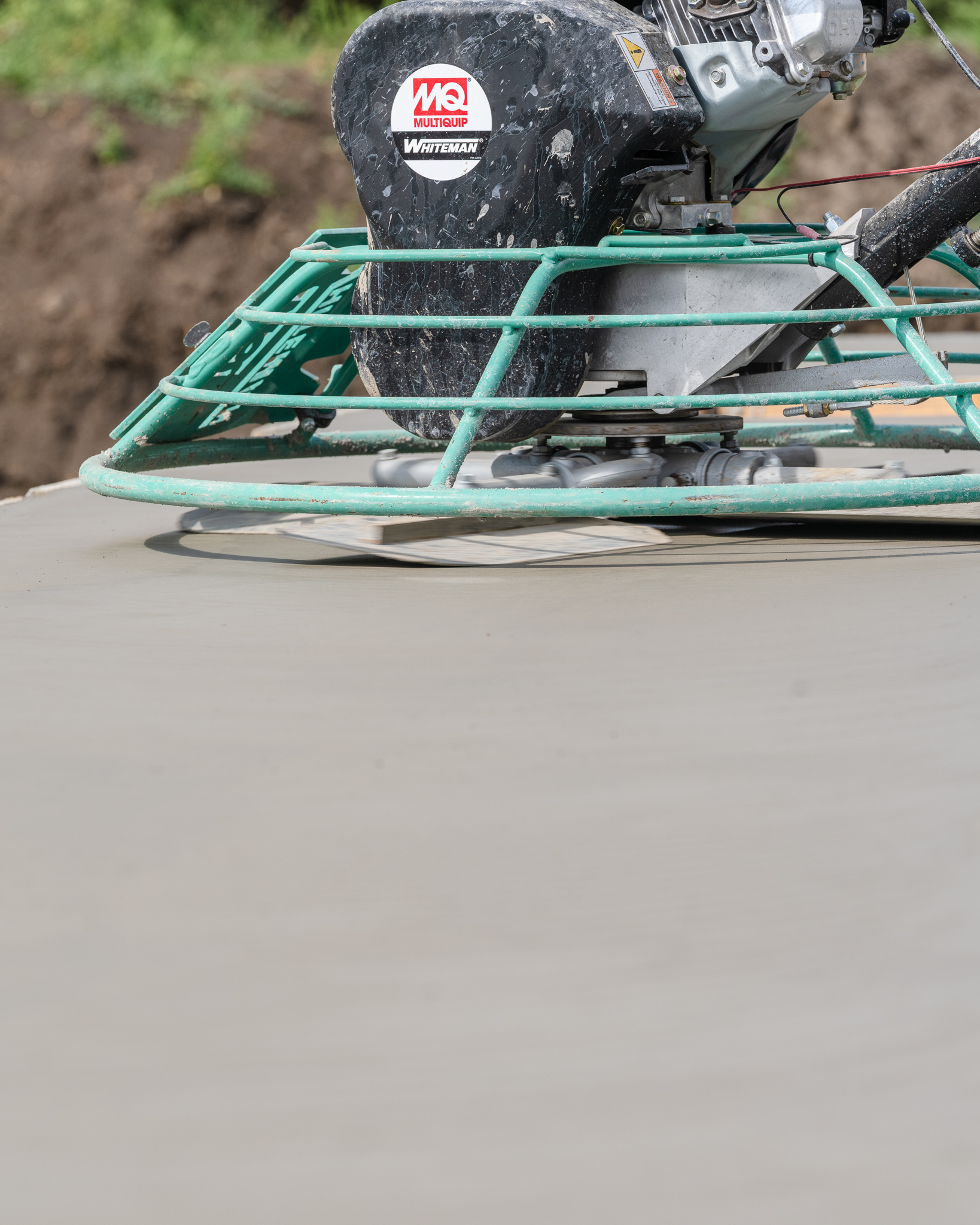 Power trowel finishing fresh concrete surface